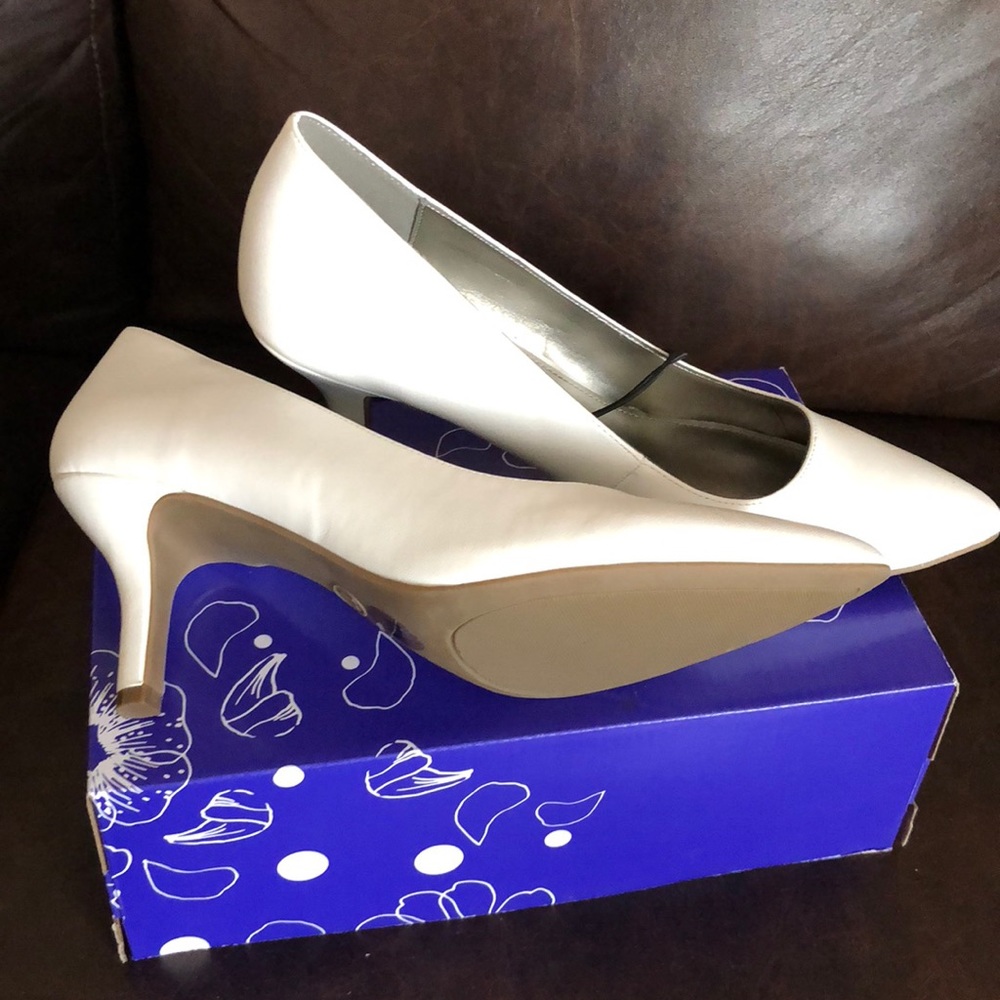 East 5th Women's  Dorit Heels White New - Picture 8 of 8